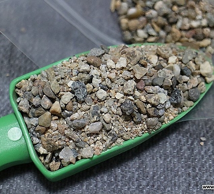 철이다육 깨끗한 강모래 소립 1kg 강마사 복토 장식돌 부드러운원석 리톱스흙 코노흙 배합흙