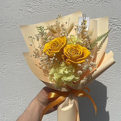 시들지 않는 노란빛 두 조각 프리저브드플라워 기념일 꽃 선물 수국 안개꽃
